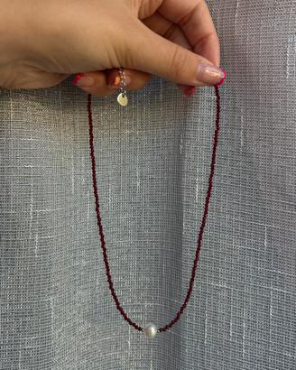 Collana con perle di vetro rosse in acciaio