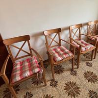 Sedia in legno con cuscino.