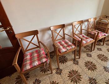 Sedia in legno con cuscino.