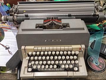 Macchina da scrivere Olivetti Linea 98