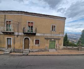 Casa panoramica con garage e giardino