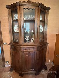Vetrina alta in legno con parte superiore vetrata