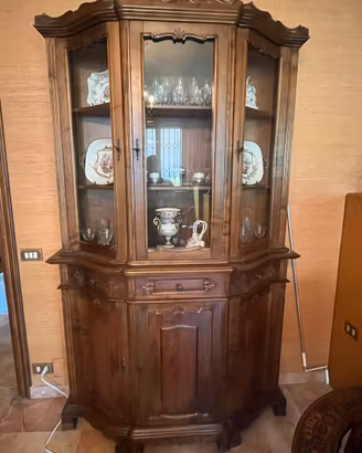 Vetrina alta in legno con parte superiore vetrata
