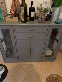 Piccola credenza cucina colore grigio con vetrine