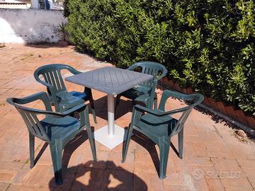 Tavolo con gamba centrale + 4 sedie in plastica