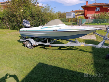 Barca a motore e rimorchio