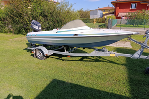 Barca a motore e rimorchio