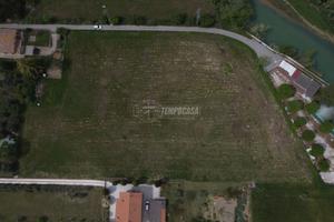 Terreno pianeggiante di 1 ettaro con annesso