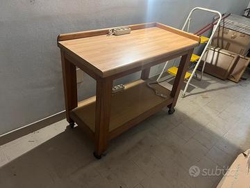 Carrello in legno con gruppi prese