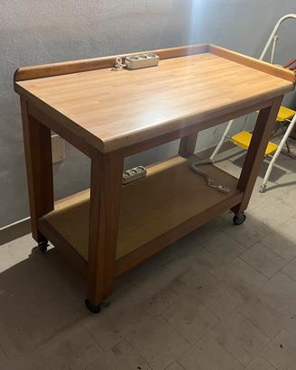 Carrello in legno con gruppi prese