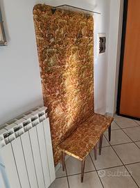 Ingresso con sgabelli e pouf