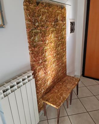 Ingresso con sgabelli e pouf