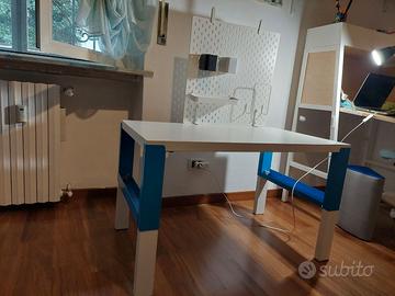 Scrivania + pannello portaoggetti + sedia girevole