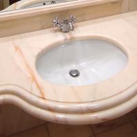 Lavandino in marmo rosa