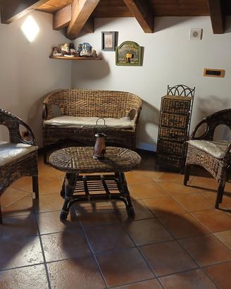 salottino in vimini e pendolo