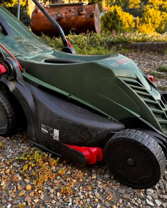 Tosa erba BOSCH  Universal Rotak 37-550