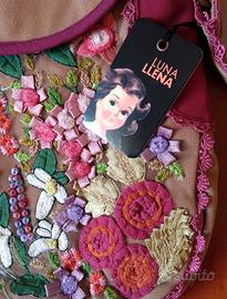 Borsa a spalla media in tessuto ricamata beige