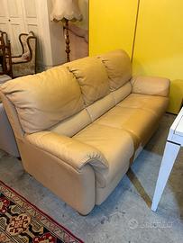 divano in pelle 220x90 circa