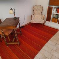 bergere, poltrona d epoca e piccola scrivania