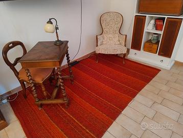 bergere, poltrona d epoca e piccola scrivania