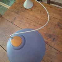 Lampadario in alluminio tondo color glicine.