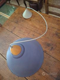 Lampadario in alluminio tondo color glicine.