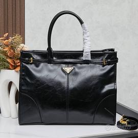 La nuova borsa grande Lux Soft di Prada