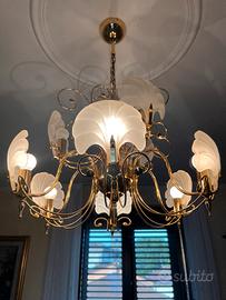 Lampadario in metallo dorato e vetro satinato