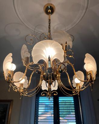 Lampadario in metallo dorato e vetro satinato