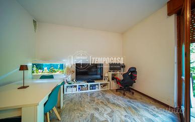 AMPIO TRILOCALE DI 100 MQ CON DOPPI SERVIZI, BALCO