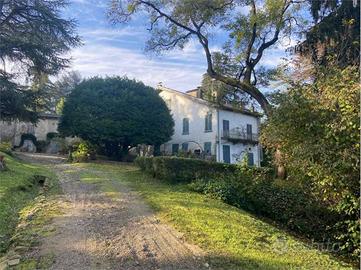 Rustico / Casale di 959 m² con più di 5 locali a Q