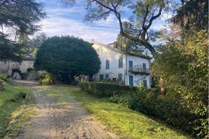 Rustico / Casale di 959 m² con più di 5 locali a Q