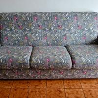 Divano tre posti floreale vintage