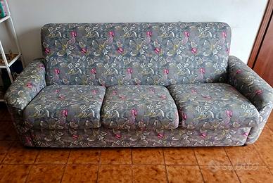 Divano tre posti floreale vintage