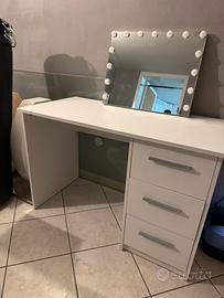 Scrivania con soecchiera a led