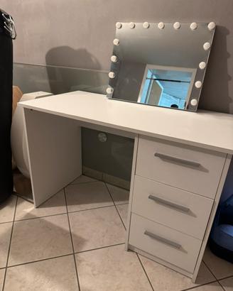 Scrivania con soecchiera a led