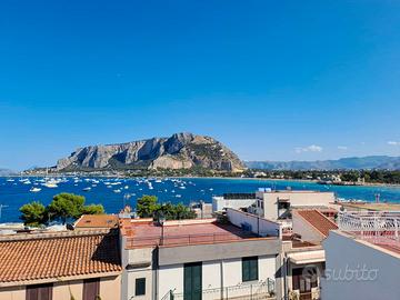 Mondello pochi passi dal mare