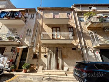 Casa indipendente a Partinico, Via Avezzana