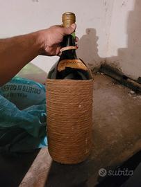 Vino Lacrima Cristi vecchia bottiglia