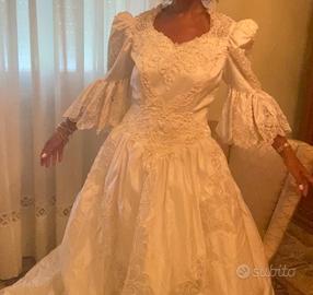 Vestito da sposa con strascico