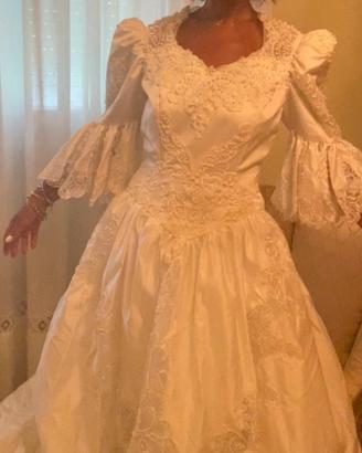 Vestito da sposa con strascico