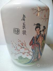 vaso in ceramica orientale decorato a mano