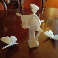 Statuetta di geisha danzante e farfalle porcellana