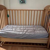 Lettino per bambini in legno con materasso