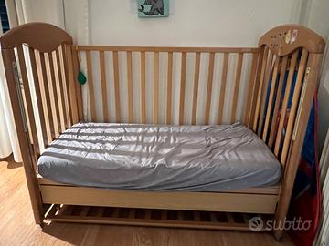 Lettino per bambini in legno con materasso