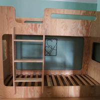 letto a castello scandinavo e due appendini 