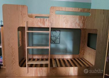 letto a castello scandinavo e due appendini 