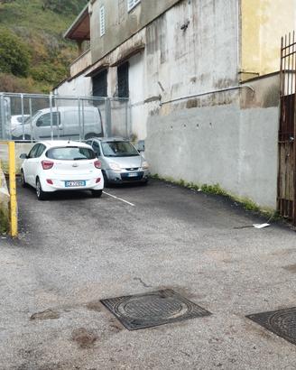 Spazio parcheggio o altro con utenze Soccavo