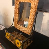 Specchio in vimini con base portaoggetti
