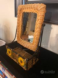 Specchio in vimini con base portaoggetti